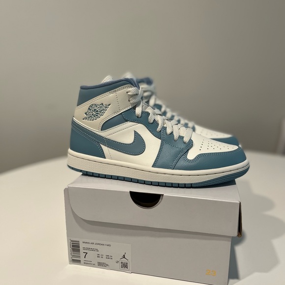 Jordan 1 Mid UNC University Sail Sz 7 women /5.5Y - Picture 2 of 5